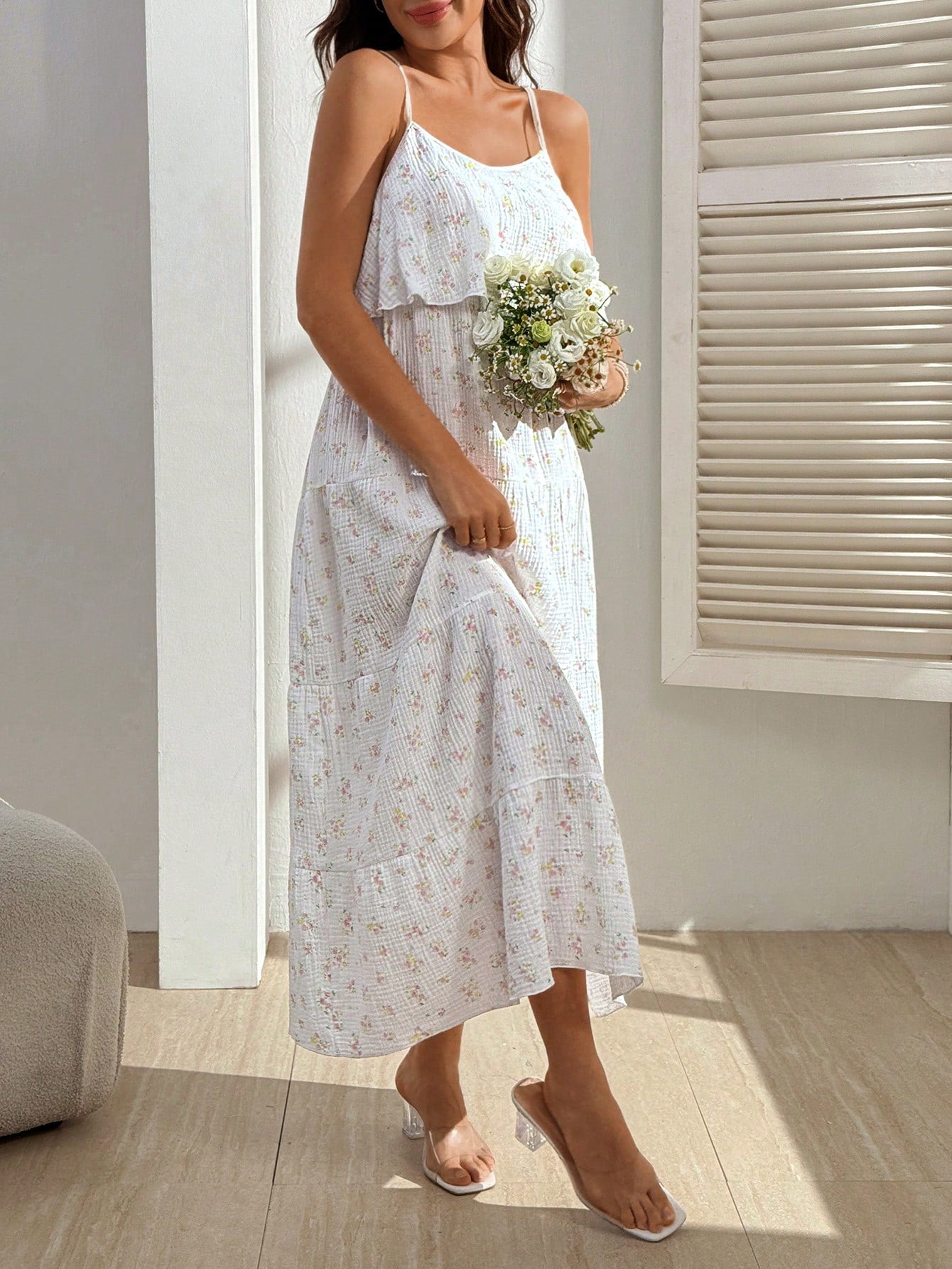 Vestido Gestante e Amamentação Midi de Alças Floral com Saia em Camadas - Branco