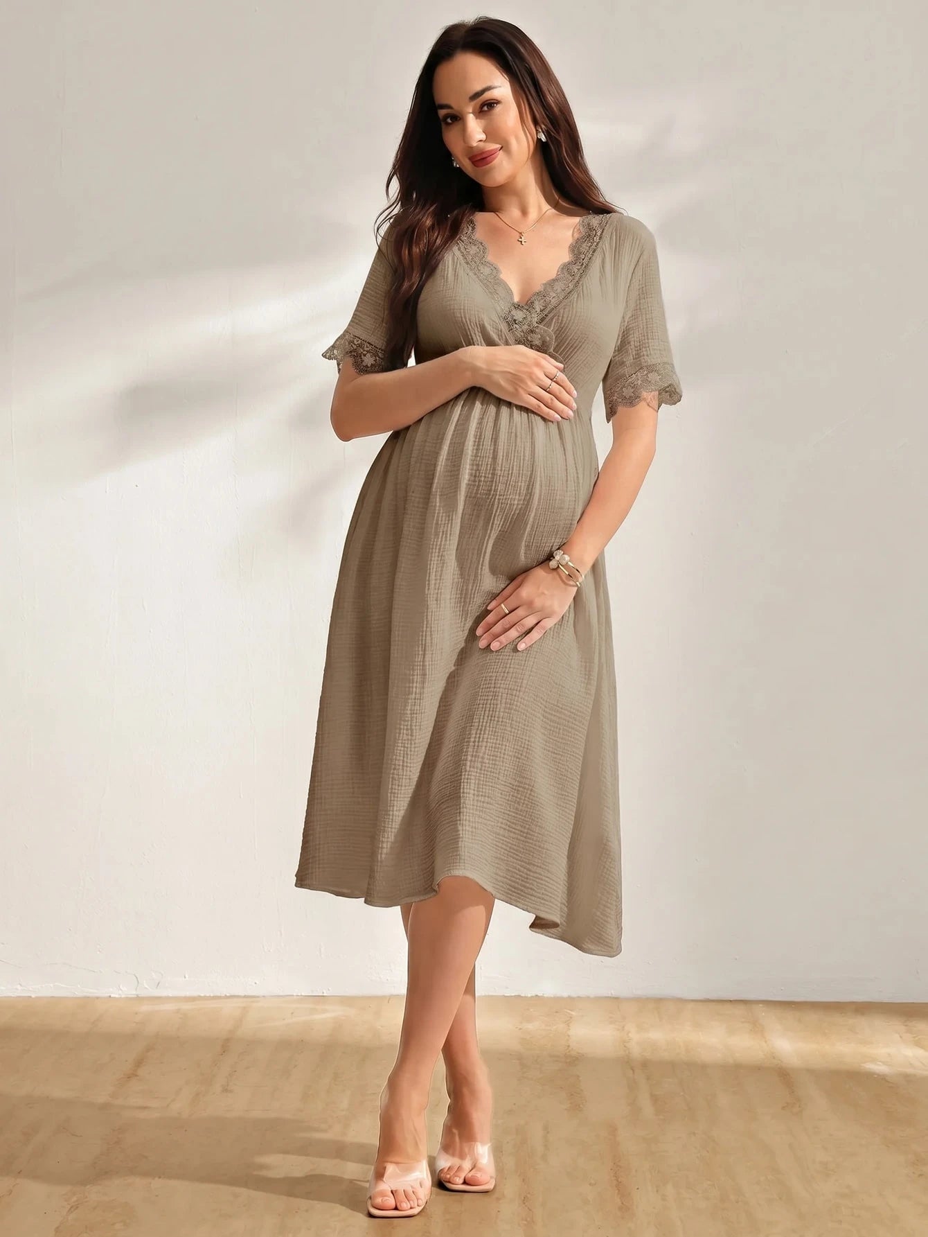 Vestido Gestante e Amamentação Midi de Algodão Manga Curta com Renda no Decote - Caqui