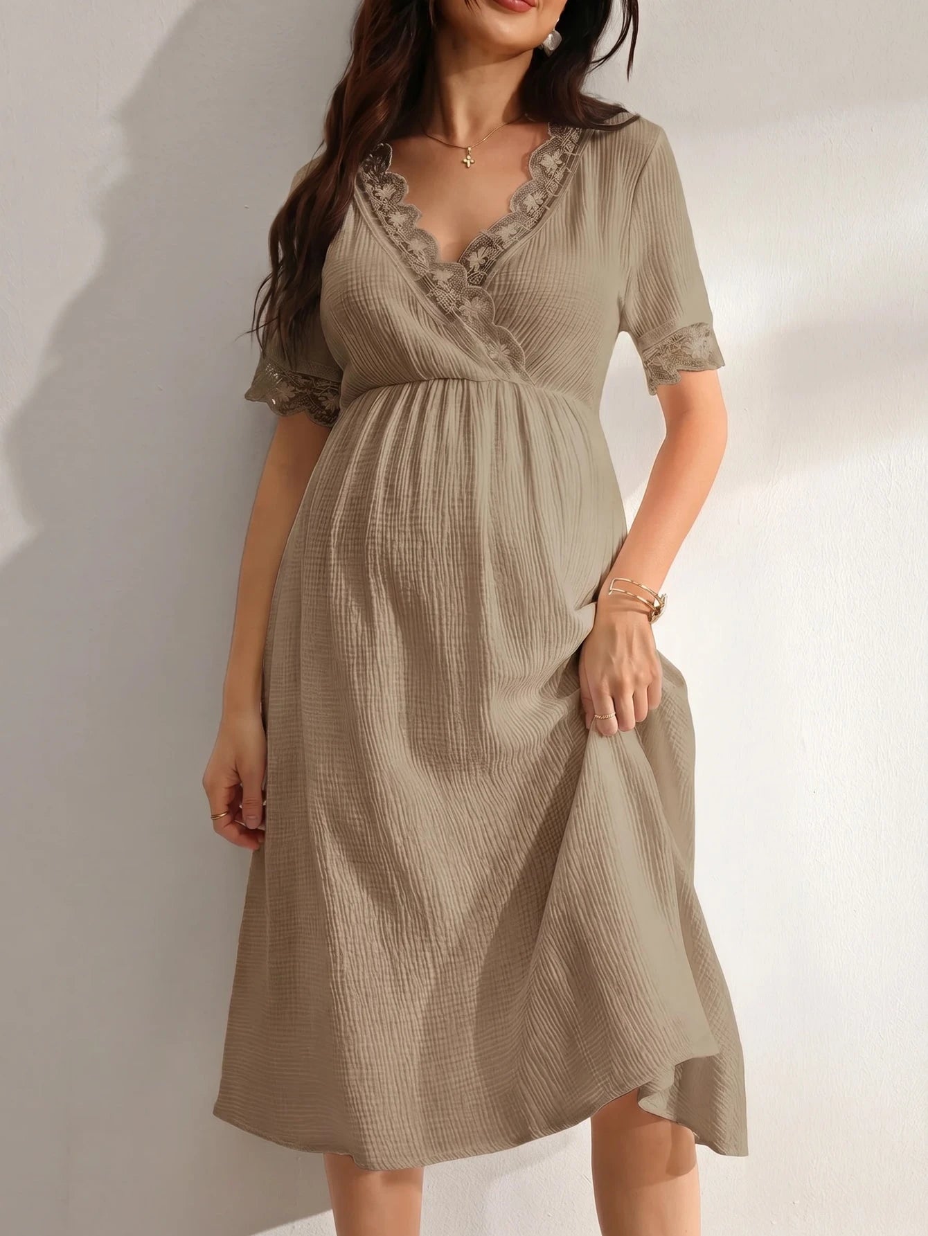 Vestido Gestante e Amamentação Midi de Algodão Manga Curta com Renda no Decote - Caqui