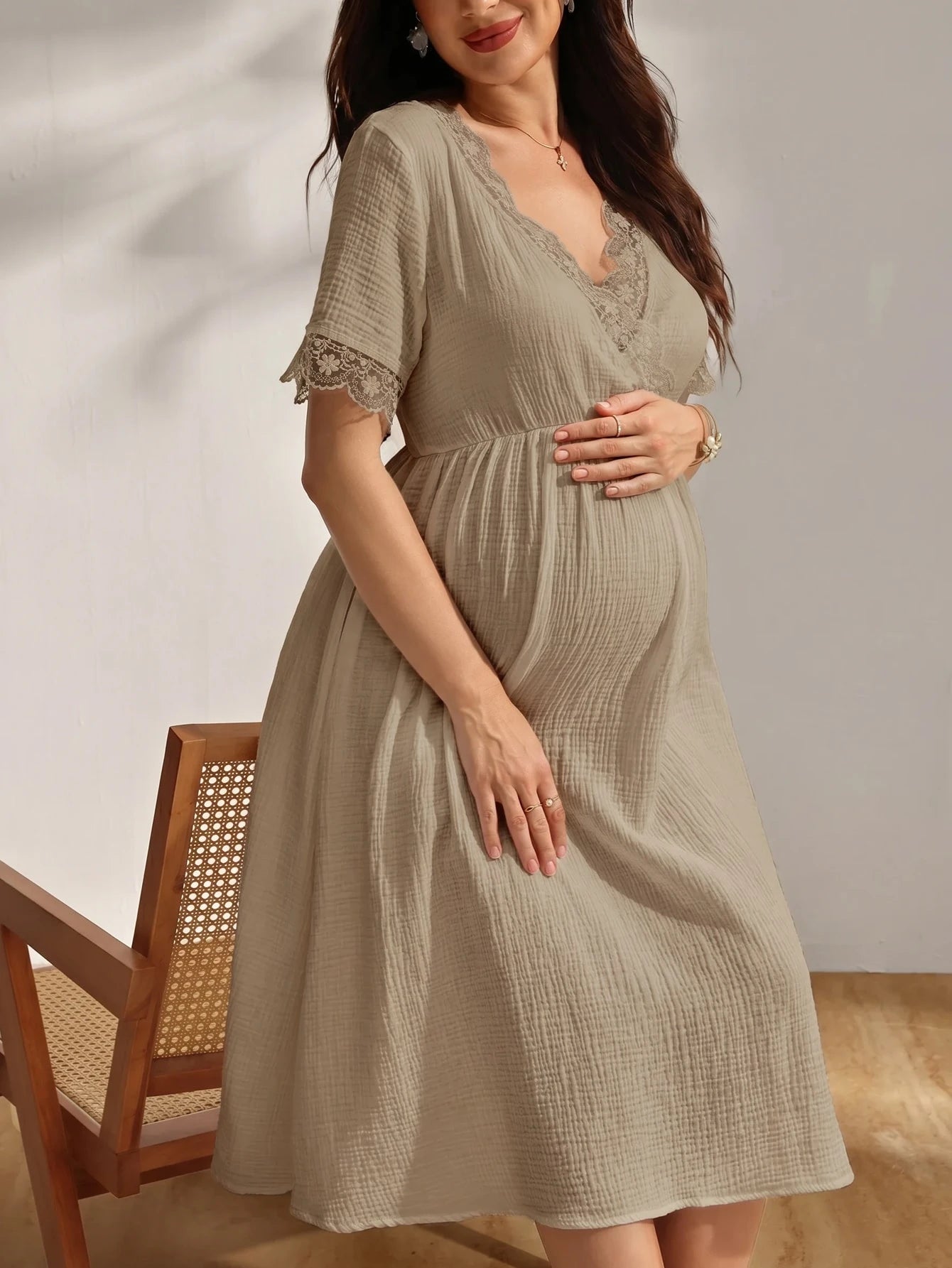 Vestido Gestante e Amamentação Midi de Algodão Manga Curta com Renda no Decote - Caqui