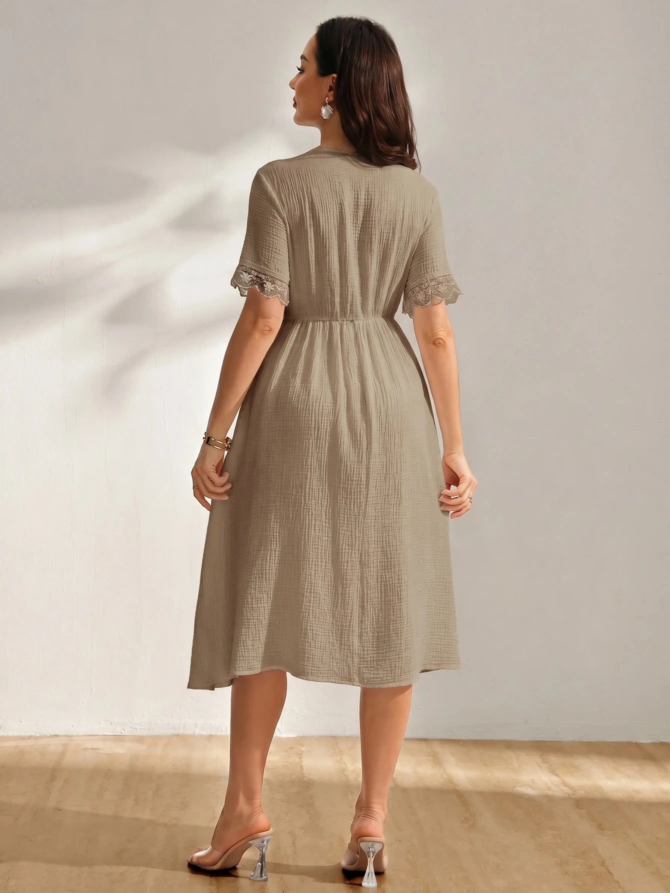 Vestido Gestante e Amamentação Midi de Algodão Manga Curta com Renda no Decote - Caqui