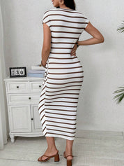 Vestido Gestante Midi Listrado Manga Curta com Nó Lateral e Fenda - Branco e marrom