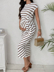 Vestido Gestante Midi Listrado Manga Curta com Nó Lateral e Fenda - Branco e marrom