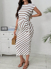 Vestido Gestante Midi Listrado Manga Curta com Nó Lateral e Fenda - Branco e marrom