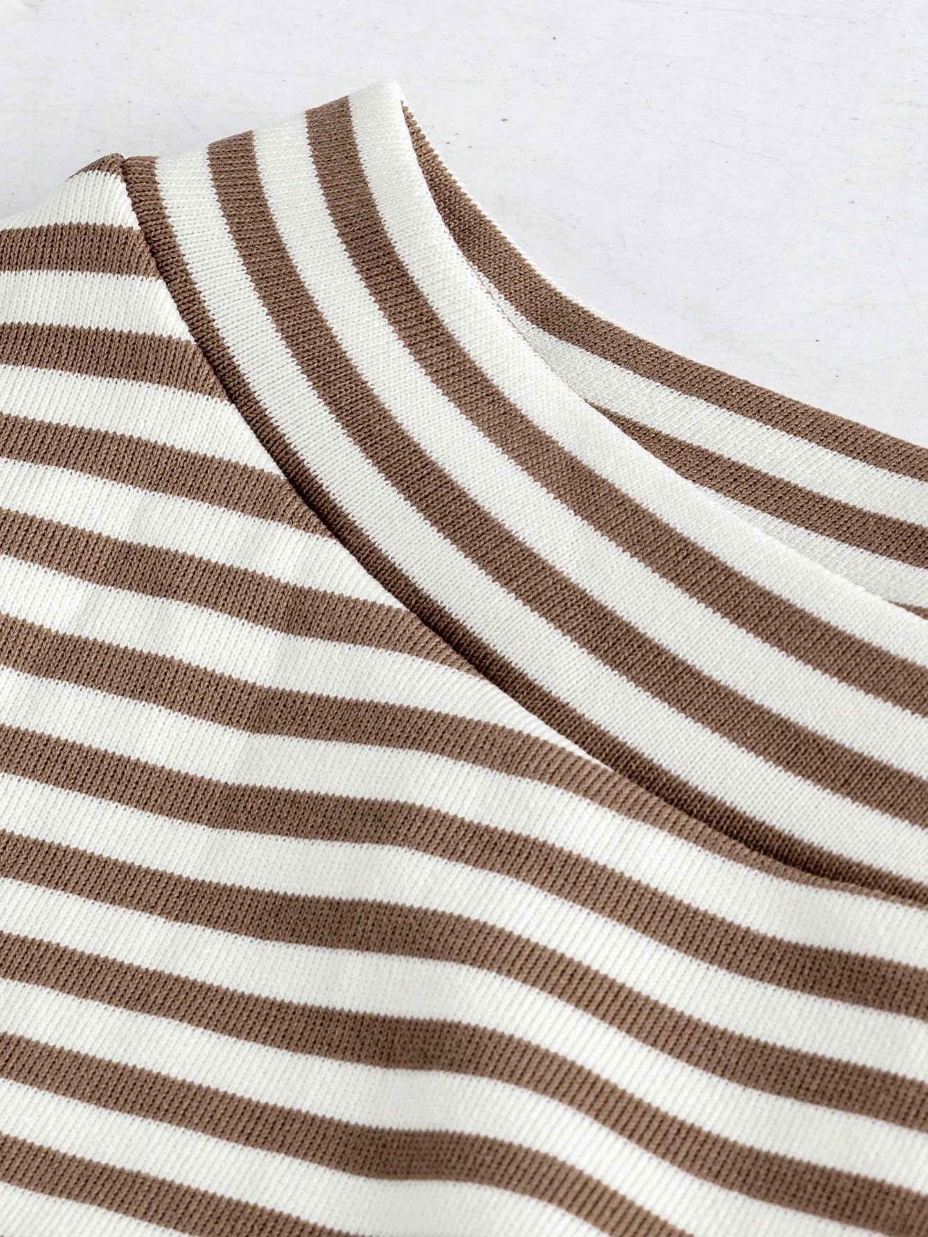 Vestido Gestante Midi Listrado Manga Longa com Amarração Lateral - Café e branco