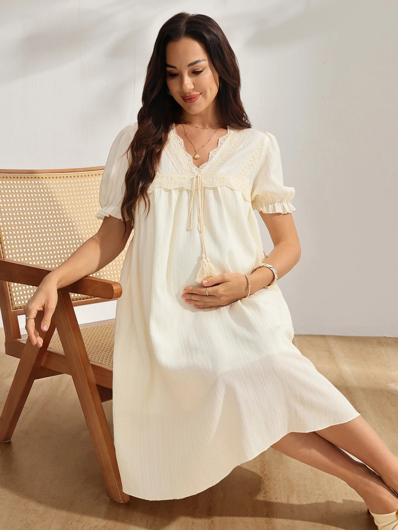 Vestido Gestante Midi Manga Bufante com Decote V, Amarração e Renda - Off-white