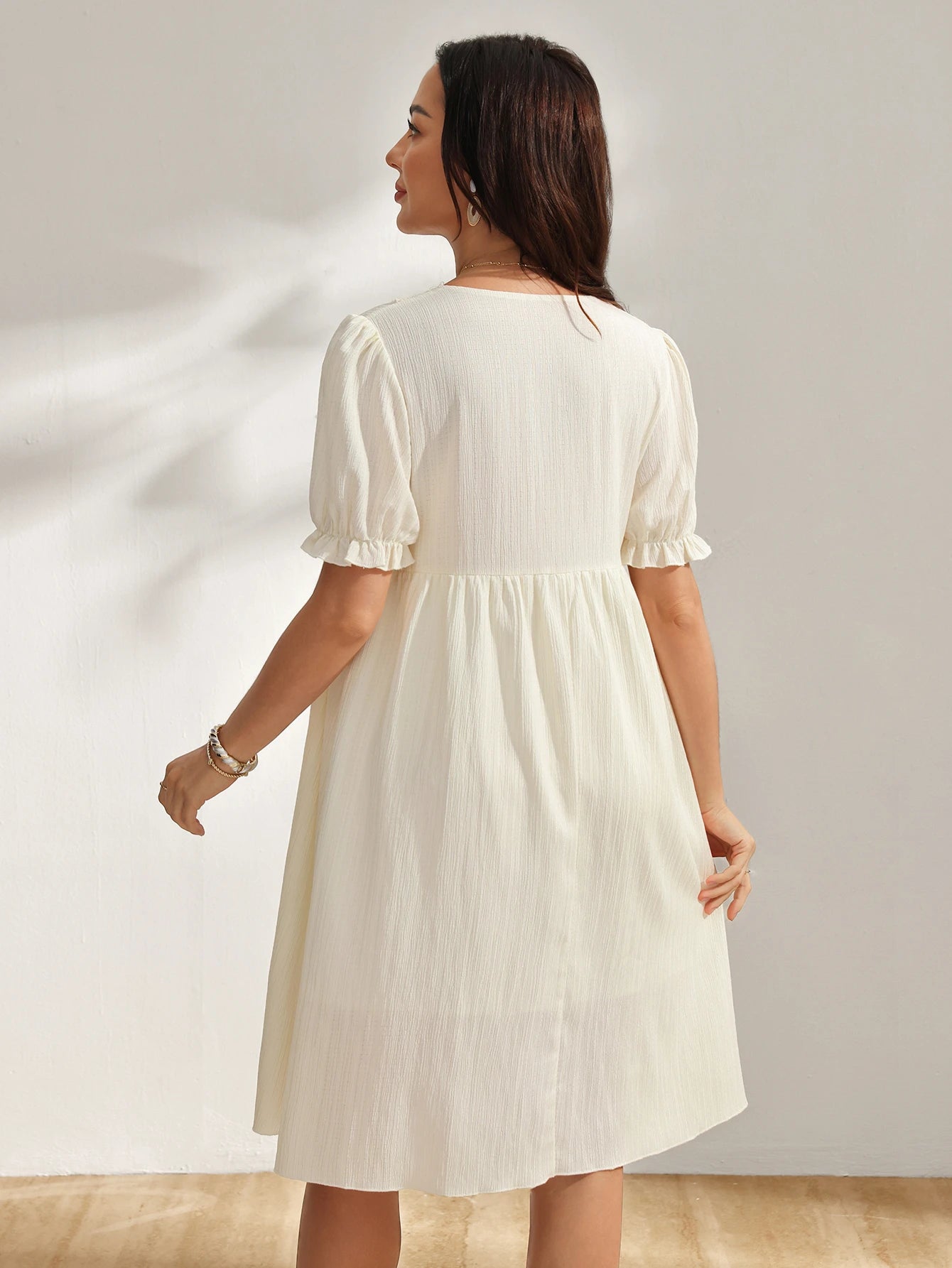 Vestido Gestante Midi Manga Bufante com Decote V, Amarração e Renda - Off-white