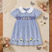 Vestido Infantil Bordado de Patinhos com Gola Peter Pan Moda Vintage Infantil 65 Kabannas 