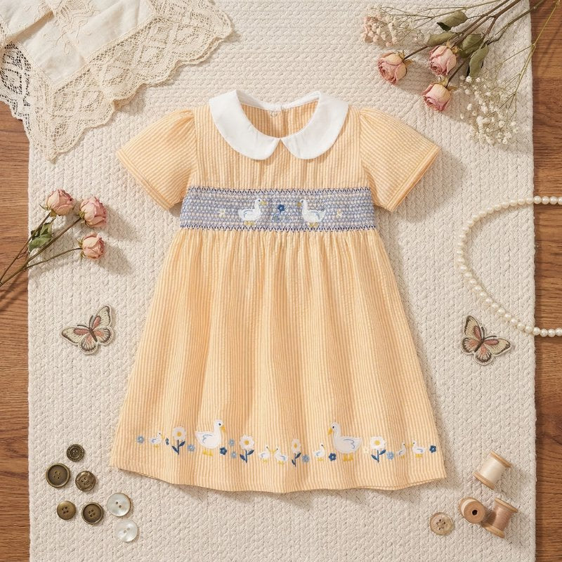 Vestido Infantil Bordado de Patinhos com Gola Peter Pan Moda Vintage Infantil 65 Kabannas 