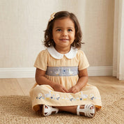 Vestido Infantil Bordado de Patinhos com Gola Peter Pan Moda Vintage Infantil 65 Kabannas 