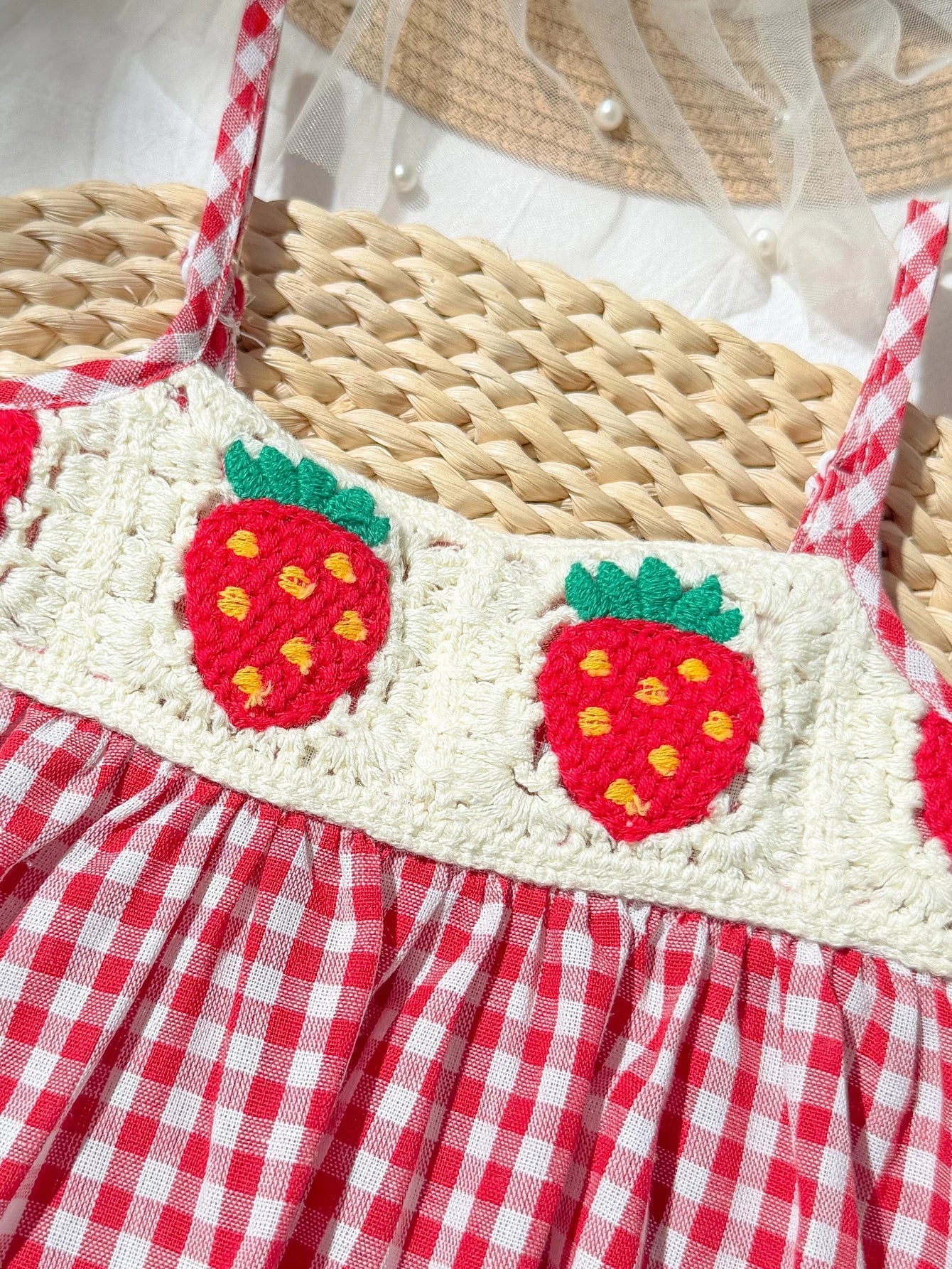 Vestido Infantil Menina Xadrez Vichy Crochê Morango com Alcinha - Vermelho