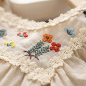 Vestido Vintage Infantil Florido com Bordado Moda Vintage Infantil 19 Kabannas 